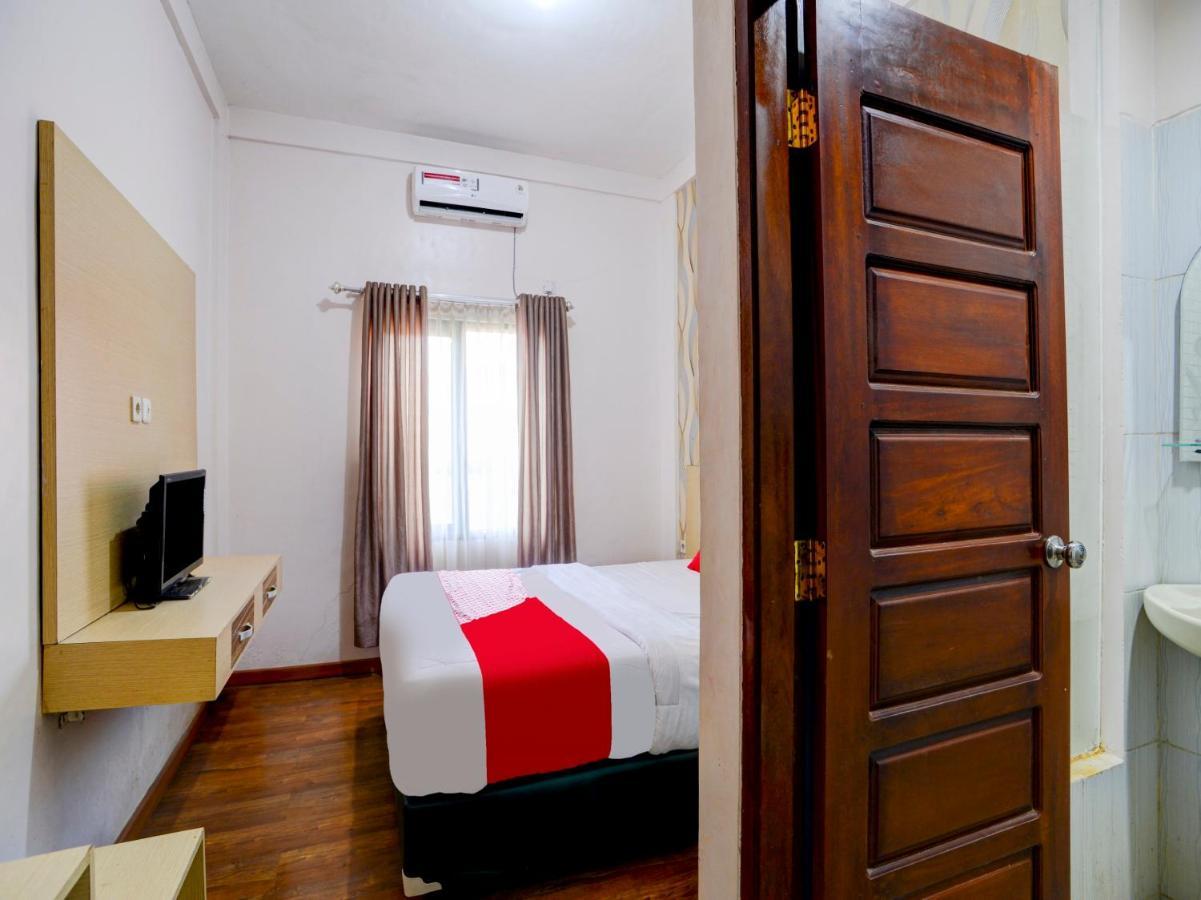 Oyo 90263 Hotel Diva Golf Бенгкулу Екстериор снимка