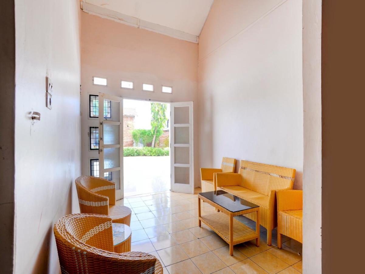 Oyo 90263 Hotel Diva Golf Бенгкулу Екстериор снимка